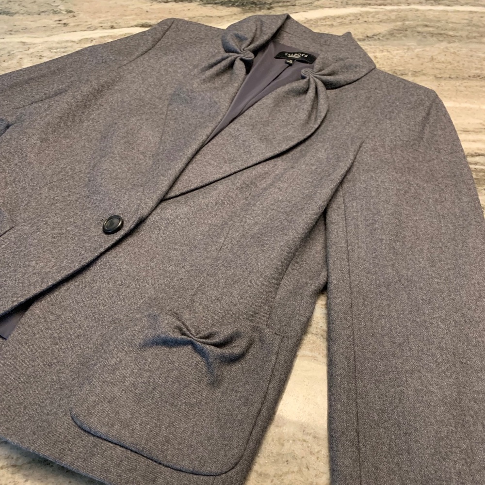 Beautifully tailored Talbots Jacket in gray wool. Sz 10